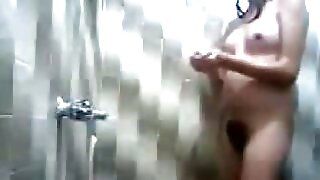 Моя дружина з волохатою кицькою приймає душ