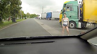 Справжня блондинка чеська повія підібралася між вантажівками для швидкого сексу