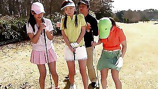 Мила маленька японська повія грає в гольф гола на відкритому повітрі