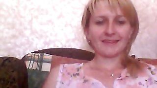 Біла сором'язлива українська матуся блимає її приватними на веб -камері
