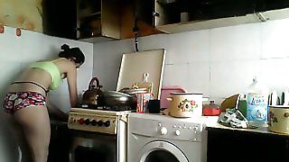 Прихована камера відео всієї дружини сусіда, яка прає білизну