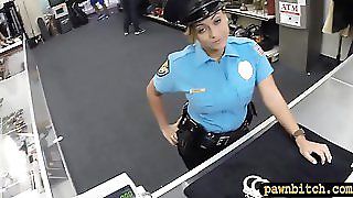 Офіцер поліції з великими цицьками отримує стук рогового пішака - безкоштовне порно відео, секс -фільми.