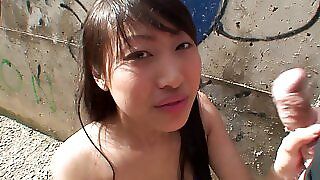 Китайська аматорська дівчина робить публічний мінет