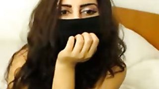 Зіпсована арабська дівчина демонструє свою сексуальну дупу