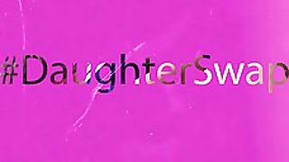 DaughterSwap - Спіймав, як мій найкращий друг трахає мого тата - безкоштовне порно відео, секс -фільми.