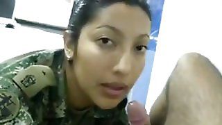 Латинська дівчина у військовій формі смокче мій член заглота