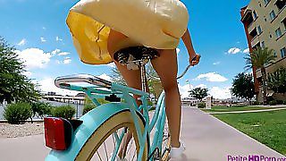 Затята велосипедистка з соковитою попою Аві Лав трахається в собачий стиль