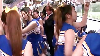 Японські веселі дівчата в автобусі