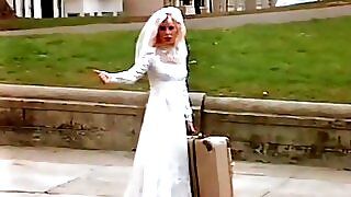 Бажаюча блондинка наречена сильно вдарила мокру кицьку в день весілля