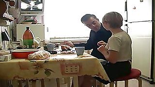 Російська домогосподарка збудилася і покаталася з чоловіком на кухні