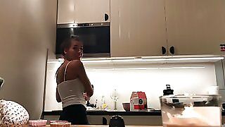 Ідеальні ковзанки на кухонній камері, Сильвія без грудей та її дивовижні соски
