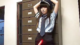 Солодка азіатська дівчина -поліцейська Кійомія Асахі грає з блискучим фалоімітатором