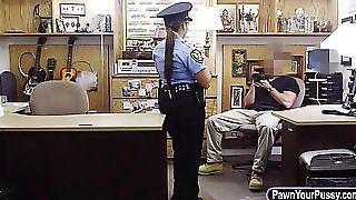Латинський офіцер поліції з великими сиськами побив неприємного пішака - безкоштовне порно відео, секс -фільми.