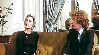 Мініатюрну і величну блондинку європейську леді трахкає на дивані