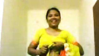 Розпусна аматорська індійська домогосподарка блимає своїми потворними природними цицьками
