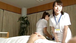 Служба японських медсестер утрьох