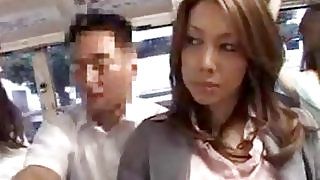 Сексуальна японська красуня отримує її дупу торкається в громадському автобусі