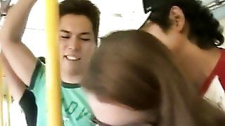 Білий студент проти злочинців в токійському автобусі! - Безкоштовне порно відео, секс -фільми.