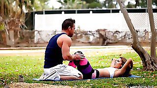 Спортивна красуня Кара Фокс розслабляється зі своїм масажистом, катаючись на його сильному члені