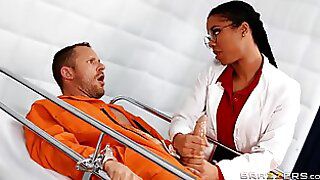 Божевільний хлопець трахає сексуальну лікарку Кіру Нуар