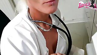 Ärztin verführt patienten zum Sex und lässt sich ficken