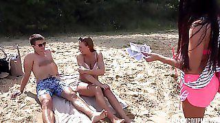 Чеські свінгери спокушають молоду пару на пляжі