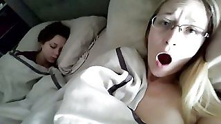 Ця курка -аматор любить мастурбувати, поки її подруга спить
