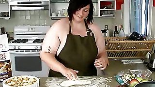 Повна і молода повія з товстушкою показує, як приготувати яблучний пиріг