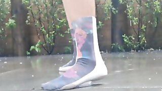 Мокрі шкарпетки під дощем задовольнять ваш фут -фетиш