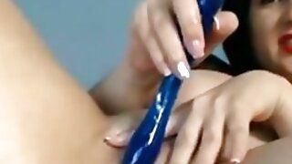 Сексуальна румунська дівчина тикає свою пизду великою секс -іграшкою