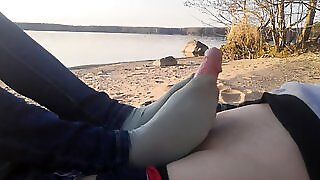 громадська футджоб і шкарпетка на пляжі