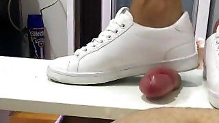 Білі кросівки взуття