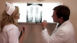 Медична фетиш порно сцена з сексуальною блондинкою медсестрою