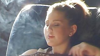 Молоді дівчата просто курять, частина 2