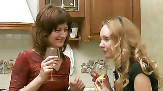 Зрілі російські дами на кухні йдуть далі, ніж вечірка