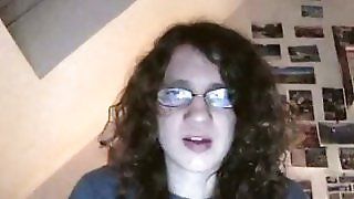 Потворна транссексуал в окулярах показала свої сиськи на веб -камері