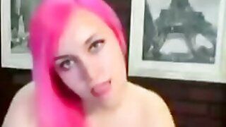 Приголомшлива красуня веб -камери з рожевими волоссям грає зі своїми величезними обвисаннями