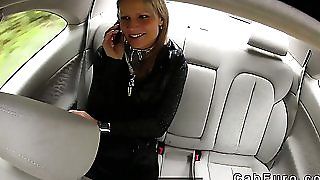 Блондинку трахкає, спираючись на капот підробленого таксі - безкоштовне порно відео, секс -фільми.