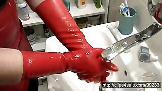 Прання червоних латексних рукавичок після мастурбації