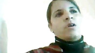 Турецька домогосподарка блимає своєю волохатою кицькою на веб -камері для мене