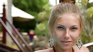 Приголомшлива росіянка з натуральним тілом і світлим волоссям Крістал Бойд