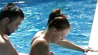 Хороша брюнетка в бікіні отримує тицьку собачку в басейні