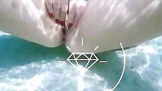 Дівчина соло мастурбує під водою в морі