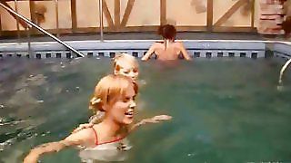 Три білоруські підлітки в басейні - безкоштовне порно відео, секс -фільми.