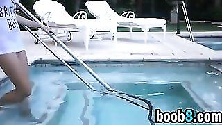 Грудаста красуня в басейні - безкоштовне порно відео, секс -фільми.