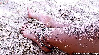 Сексуальна нудистська красуня на пляжі - відверта засмага дівчина