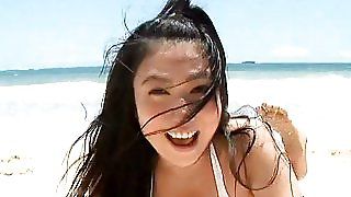 Сексуальна азіатська красуня Нонамі Такідзава демонструє свої соковиті сиськи на піщаному пляжі