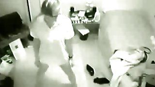 Прихована камера ловить мою квартирну дівчину, яка танцює гола