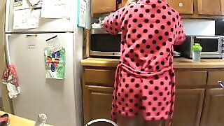 Дружина готує сніданок у своєму халаті, лише мигаючи цицьками і кицькою