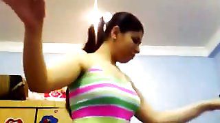 Пухка аматорська пакистанська брюнетка танцює у своєму яскравому одязі на веб -камері